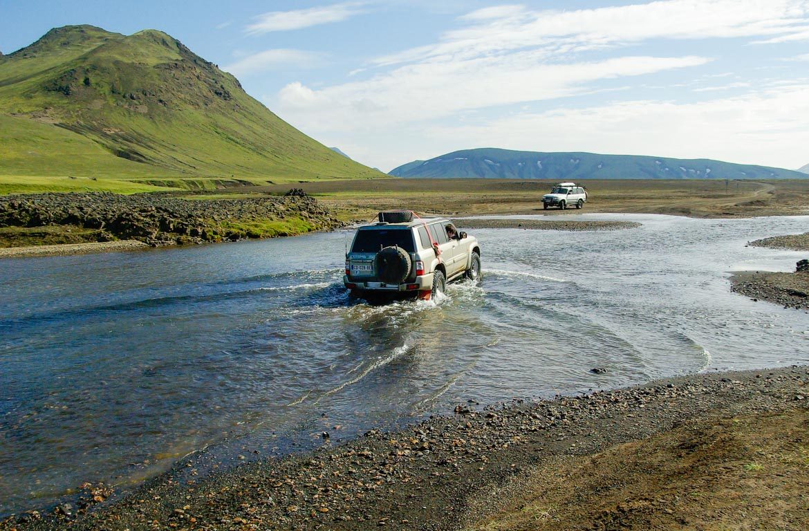 Atravessar rios em Landmannalaugar, Islândia