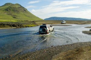Atravessar rios em Landmannalaugar, Islândia