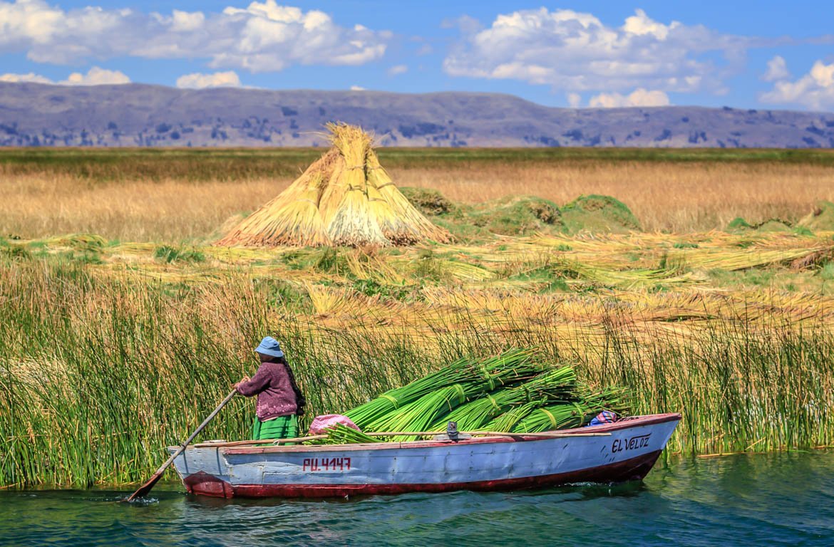 Embarcação no Lago Titicaca, na fronteira da Bolívia com o Peru