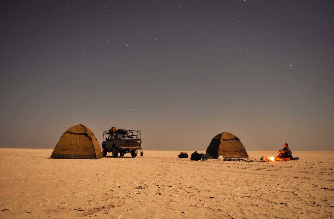 Acampar sob estrelas no deserto do Kalahari, Botswana