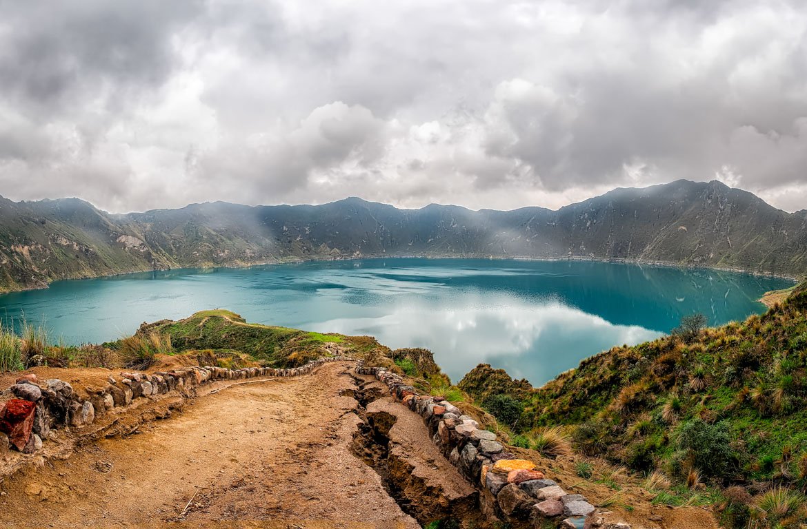 Lago na Cratera do vulcão Cotopaxi, no Equador