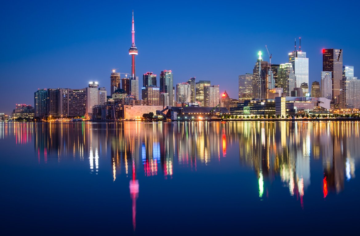 Arranha céus à noite em Toronto, Canadá