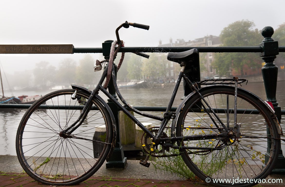 Bicicletas nos canais de Amesterdão, na Holanda