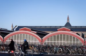 Bicicletas na Estação de comboios de Copenhaga, Dinamarca