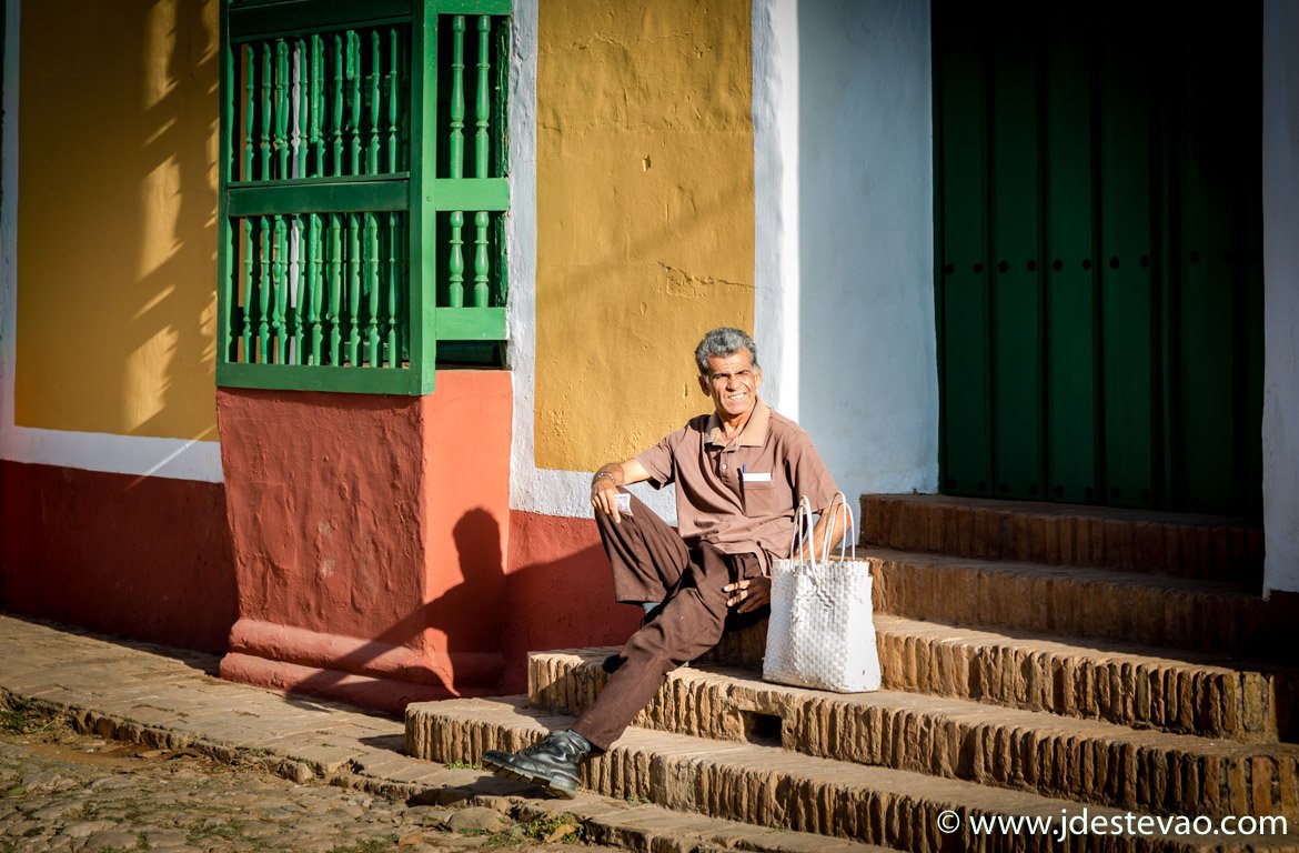 Homem cubano sentado nas ruas de Trinidad, em Cuba