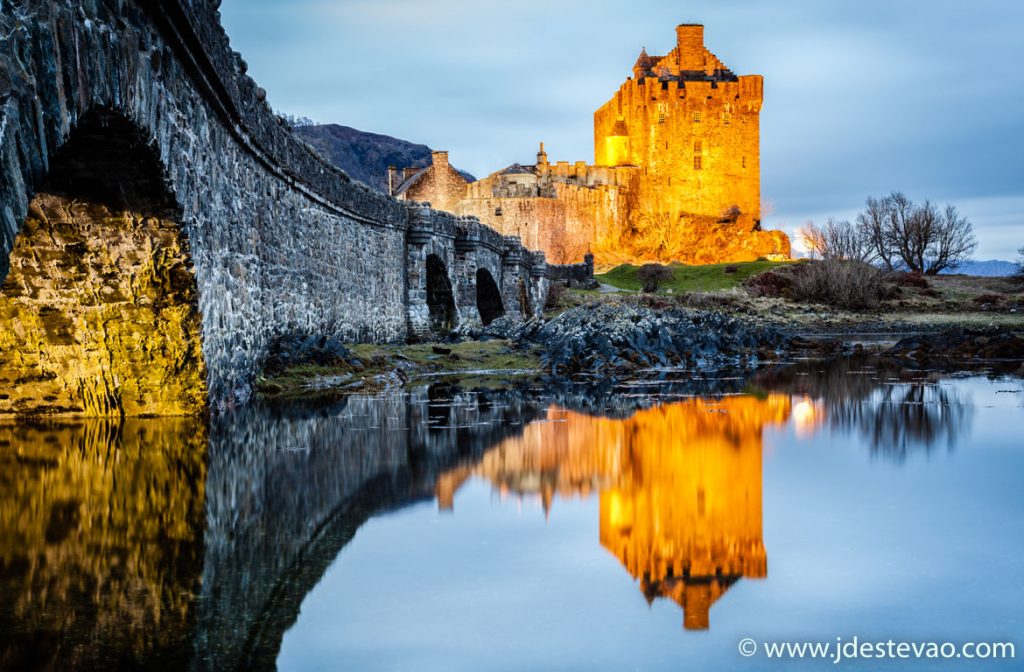 O efeito de espelho do Castelo de Eilean Donan, nas Terras Altas da Escócia.