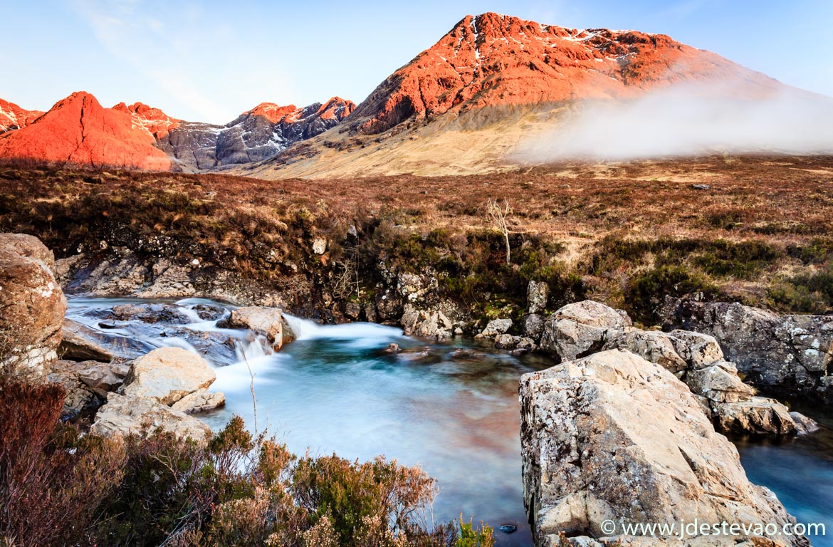 Pôr-do-sol nas Fairy Pools, na Ilha de Skye, na Escócia