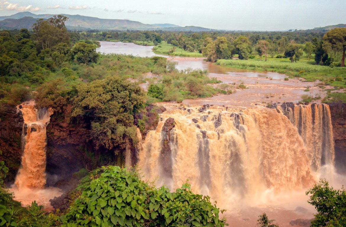 Forte torrente nas Cataratas do Nilo Azul, em Isat, na Etiópia.