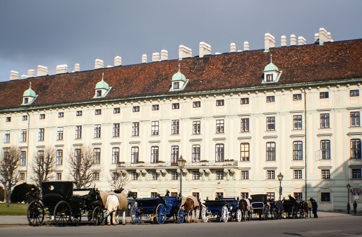 Cavalos e coches no quarteto dos museus, em Viena, Áustria