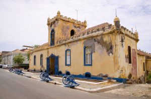 Casa-castelo na Cidade da Praia, em Cabo Verde.