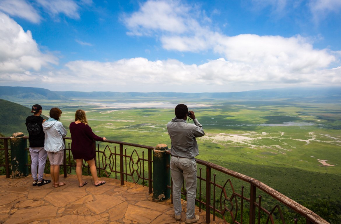 Turistas no Miradouro da Cratera de Ngorongoro, na Tanzânia, África