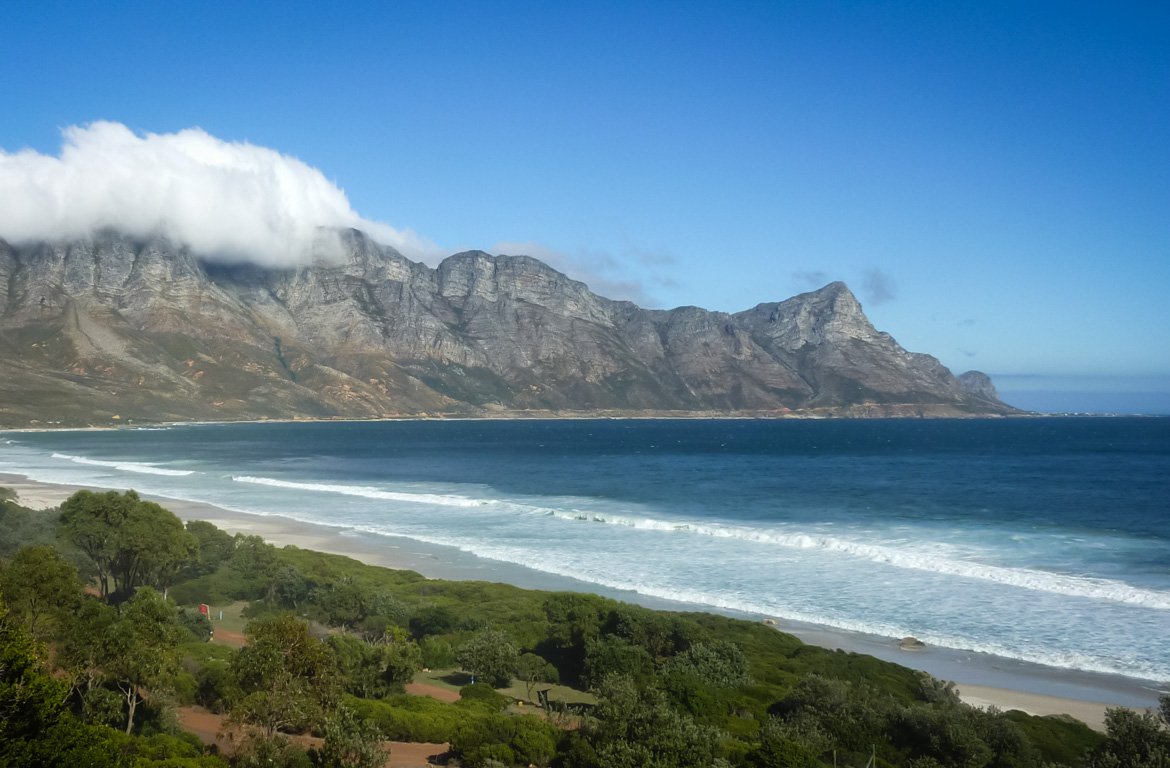Vista panorâmica de montanha e do Oceano Atlântico ao longo da Garden Route, África do Sul