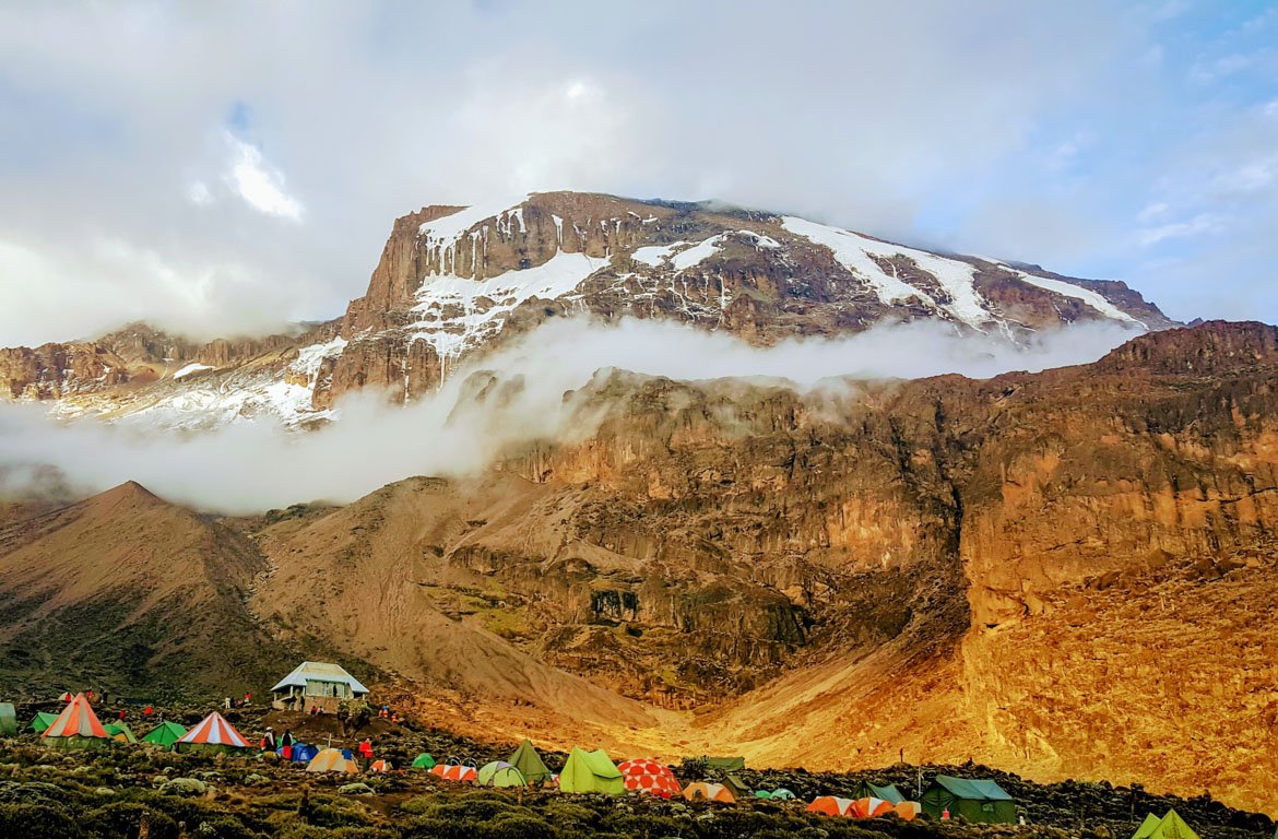 Campismo no Monte Kilimanjaro, na Tanzânia, África
