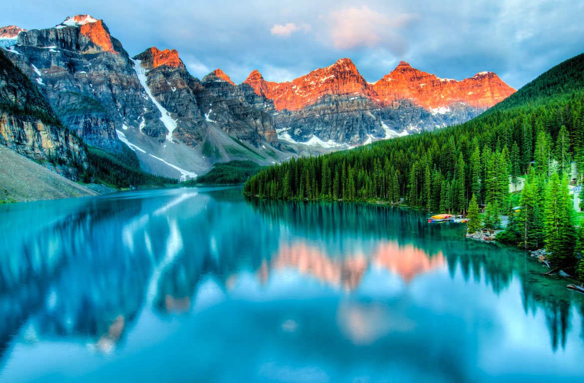 Montanhas e paisagem no Lago Moraine, Parque Nacional de Banff, Canadá