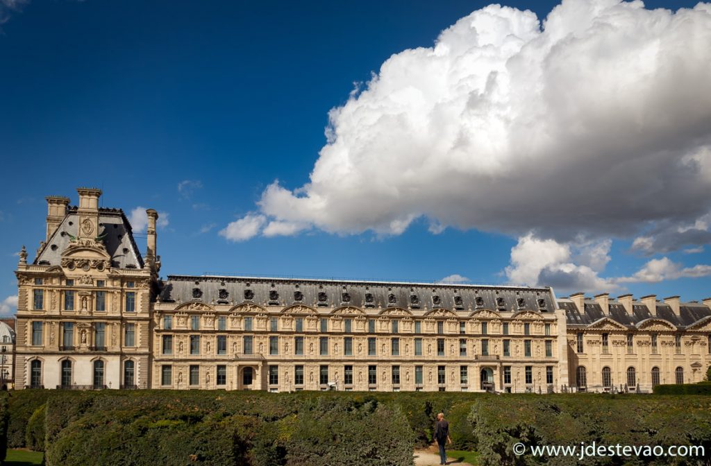 Nuvens sob o Museu do Louvre, em Paris, França