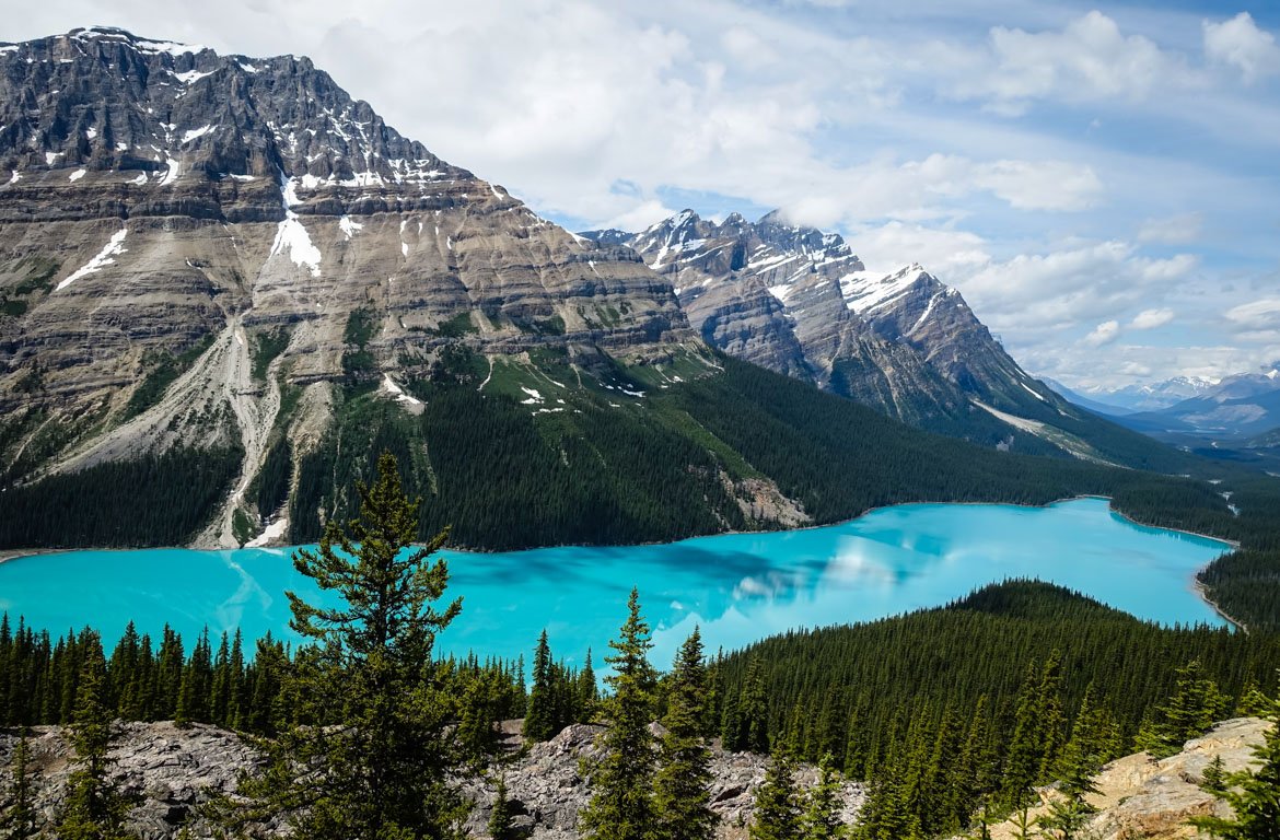 Montanhas e paisagem no Lago Moraine, Parque Nacional de Banff, Canadá