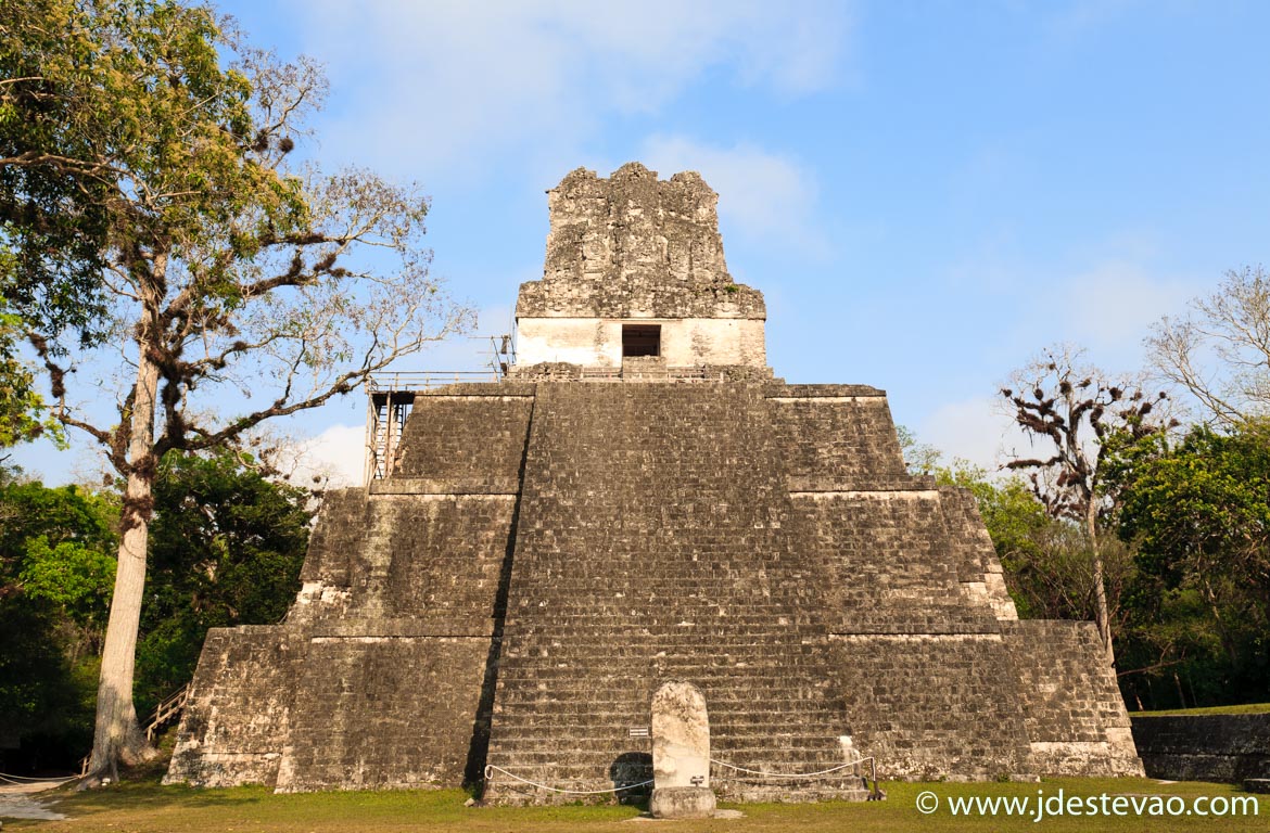 Templo do Jaguar nas ruínas Maia de Tikal, na Guatemala