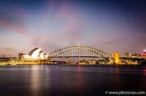 Casa da Ópera de Sydney (Sydney Opera House) e para a Ponte da Baía de Sydney (Sydney Harbour Bridge).