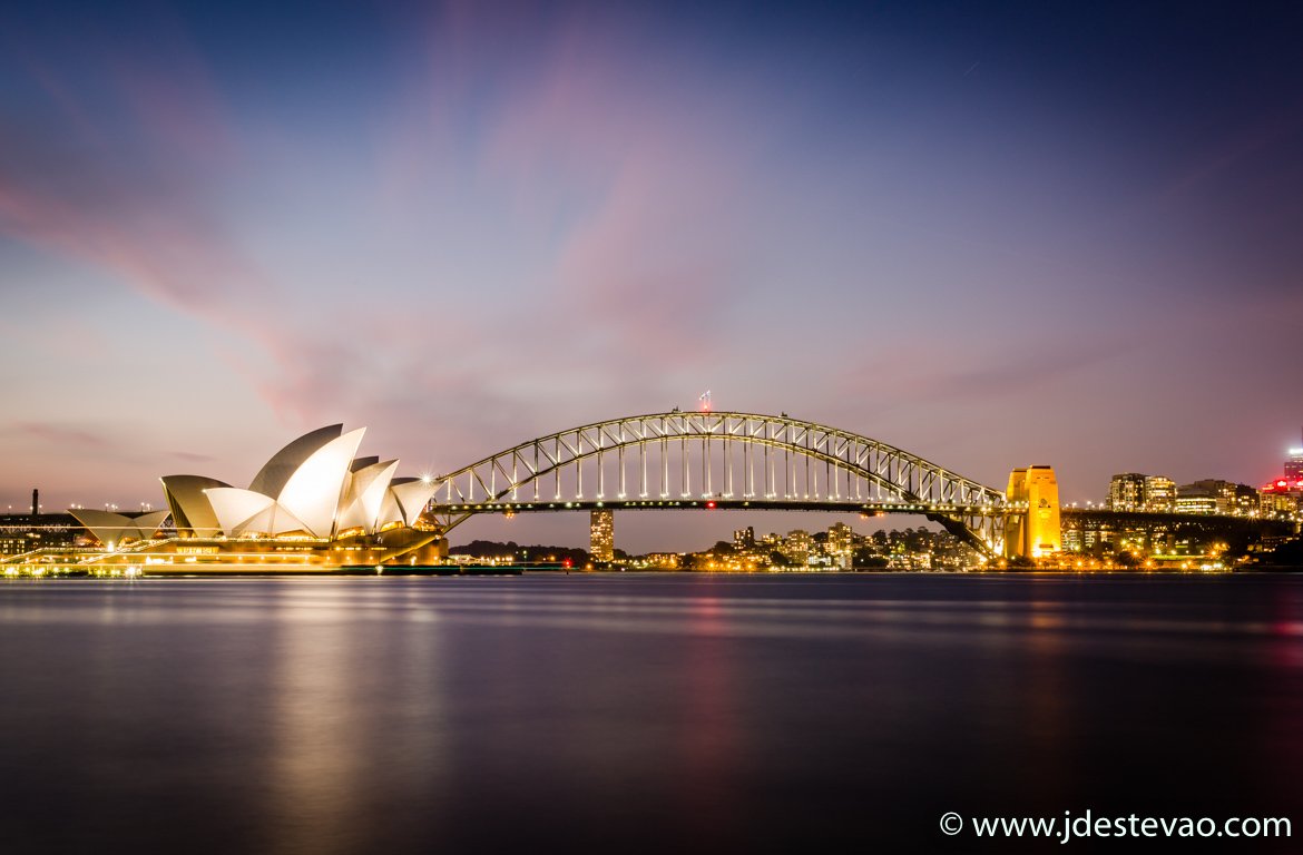 Casa da Ópera de Sydney (Sydney Opera House) e para a Ponte da Baía de Sydney (Sydney Harbour Bridge).