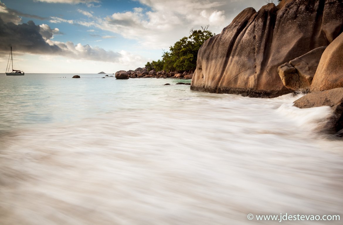 Barco à vela na praia Anse Lazio, Seychelles