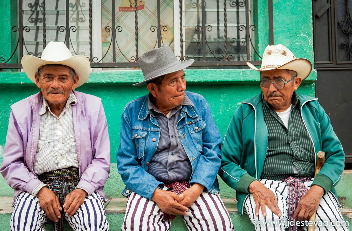 procissao-santiago-atitlan-lago-atitlan-guatemala-america-central-web-jorge-duarte-estevao-1170-768 Três homens vestidos com roupas tradicionais, Santiago Atitlan, Lago Atitlan, Guatemala
