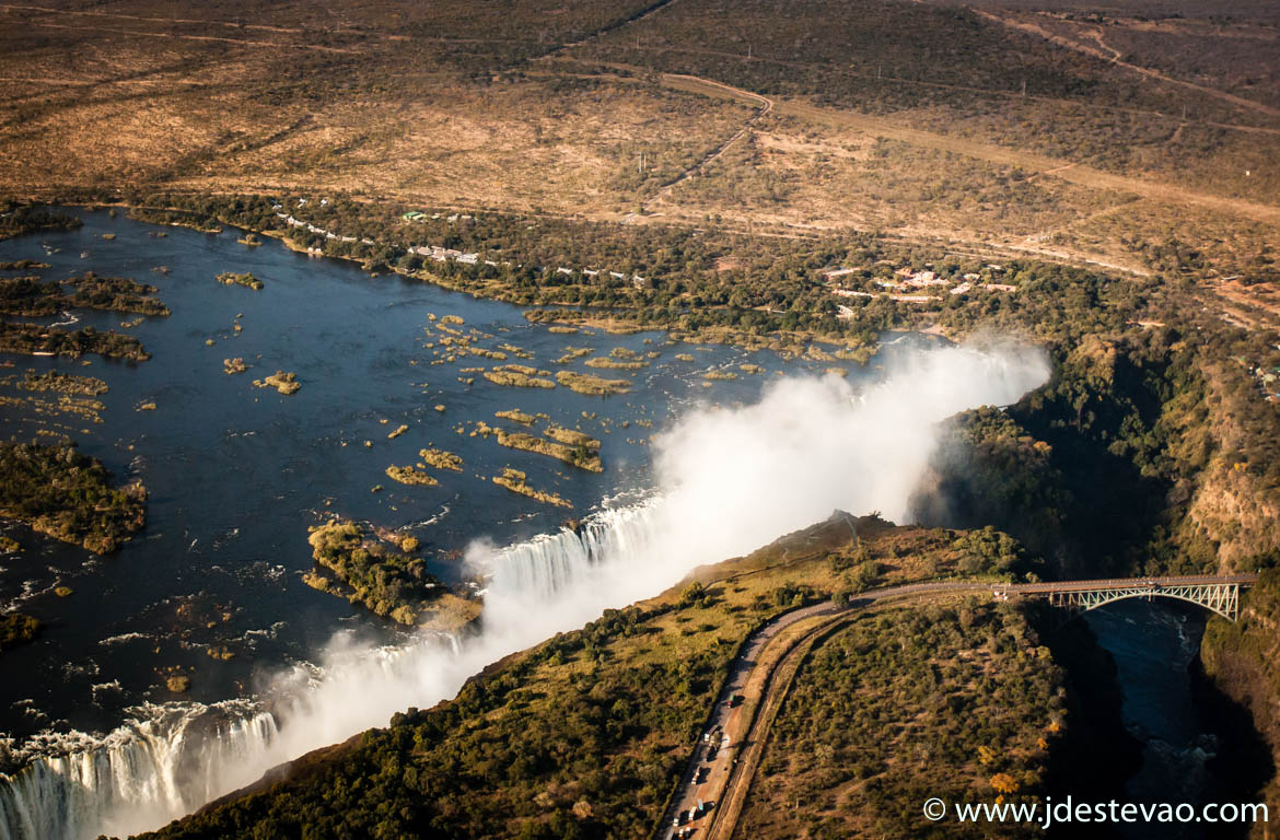 Vista aérea das Cataratas de Victoria, Rio Zambeze, Zimbabué