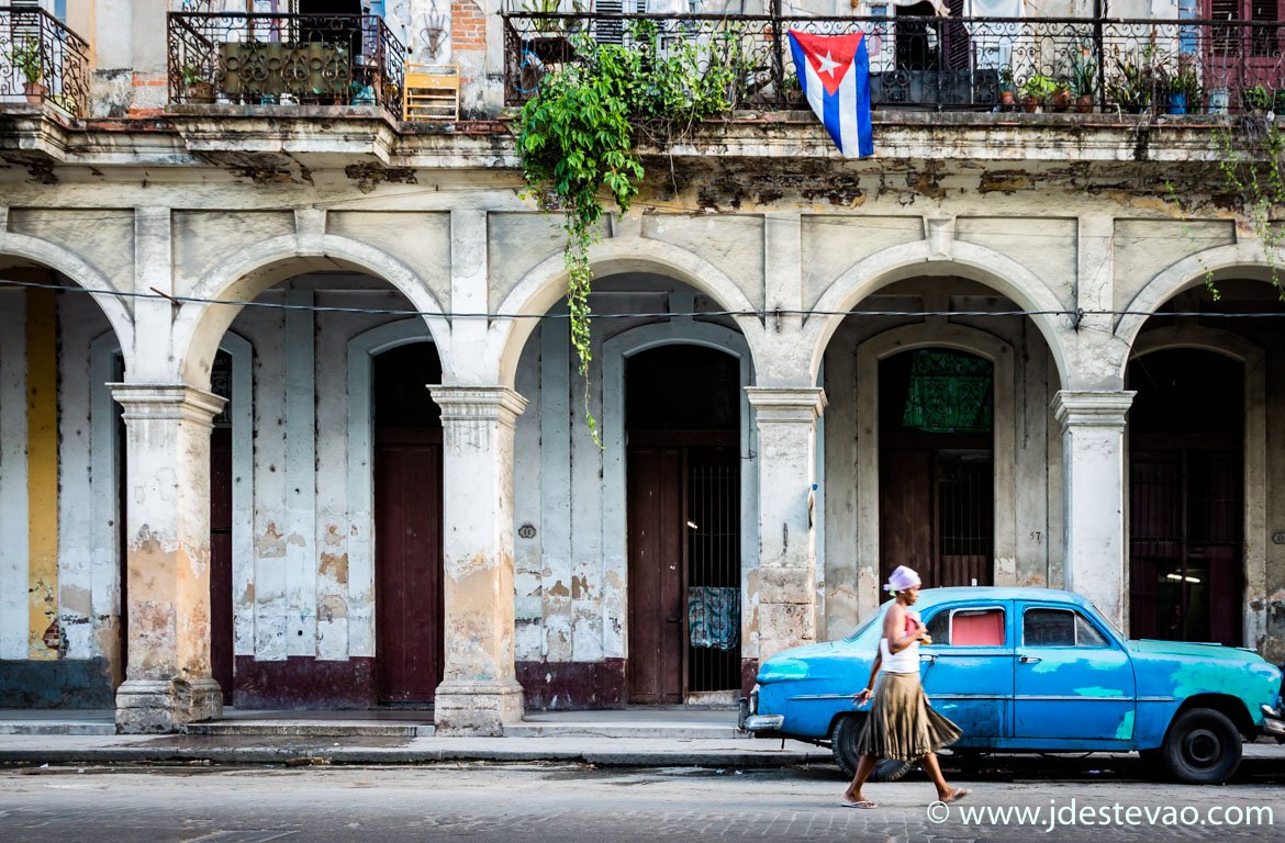 Carros clássicos em Havana velha, Cuba
