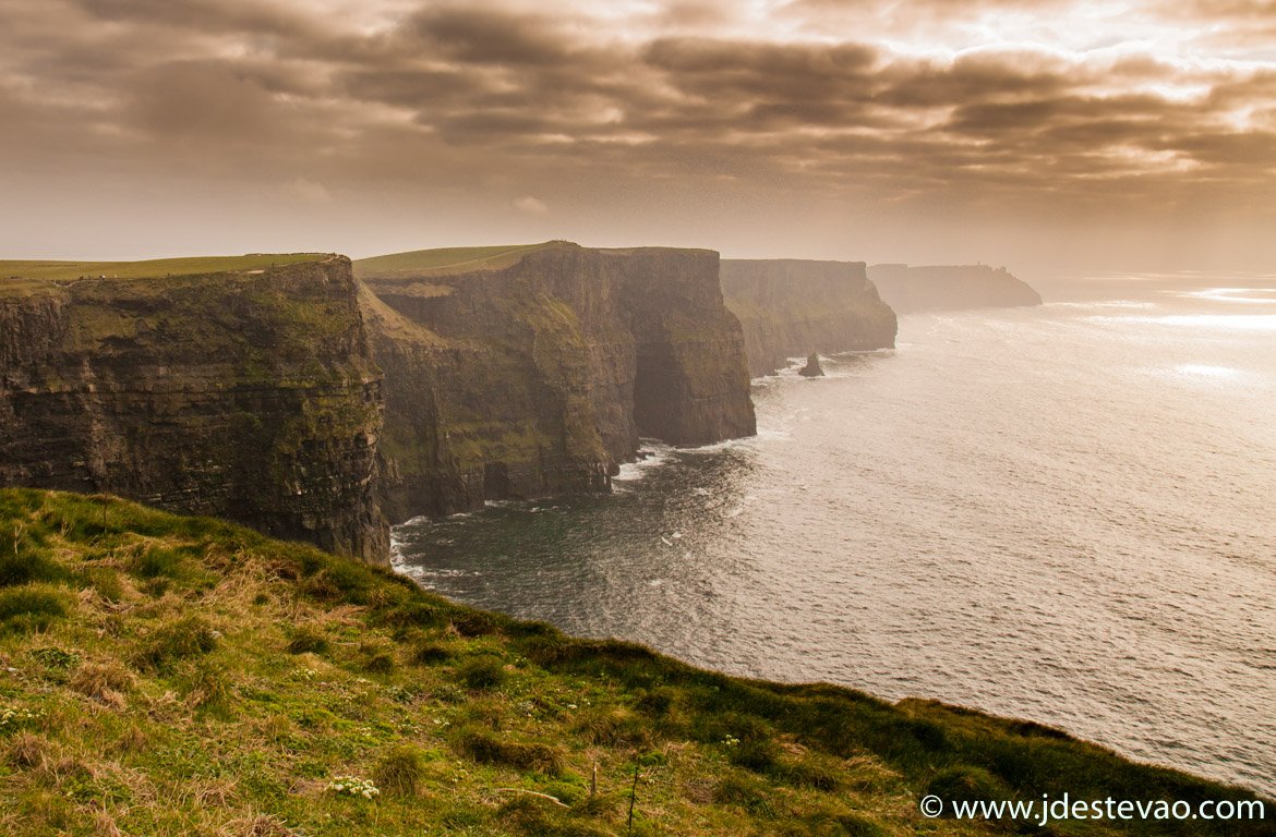 Penhascos de Moher, no Condado de Clare, Irlanda.