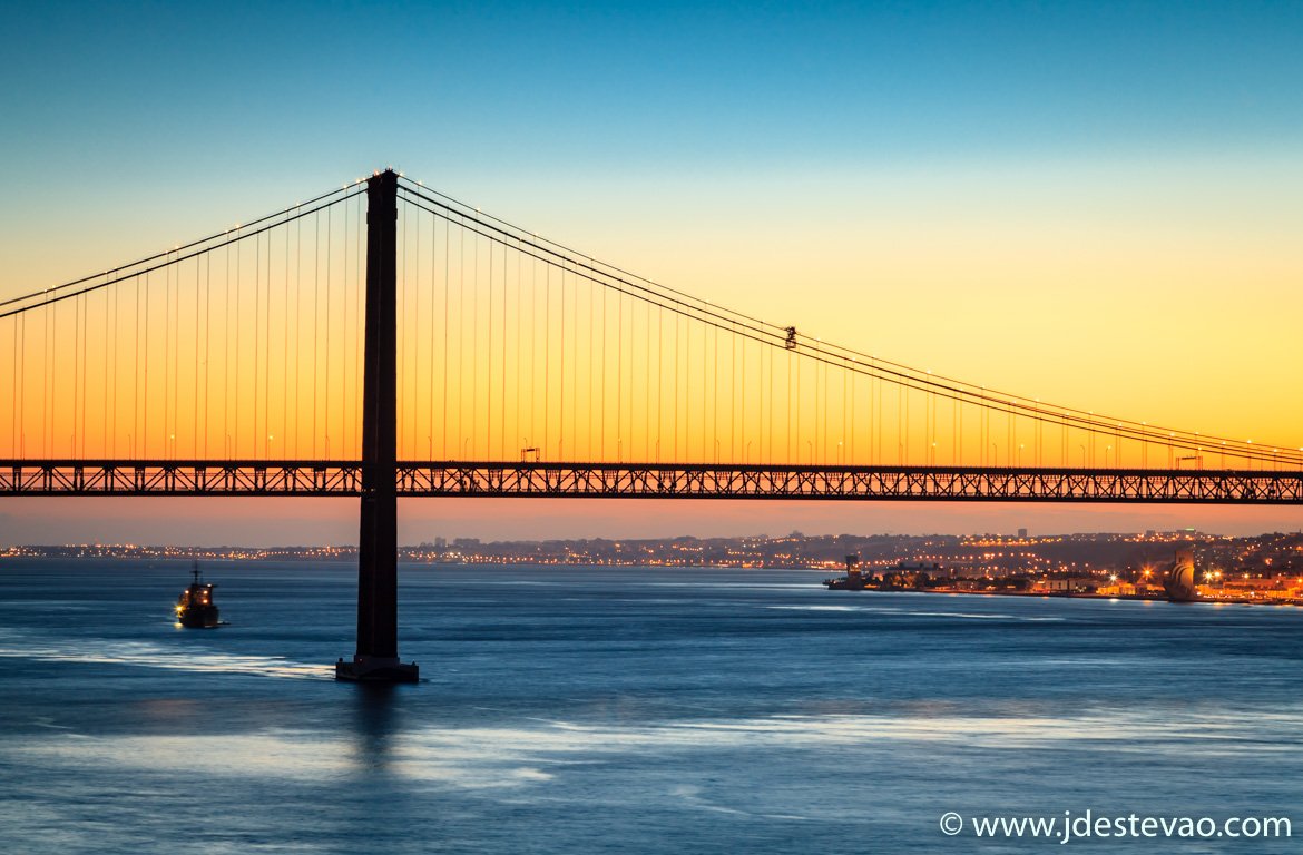 Pôr-do-sol em Lisboa, com vista para Ponte 25 de Abril.