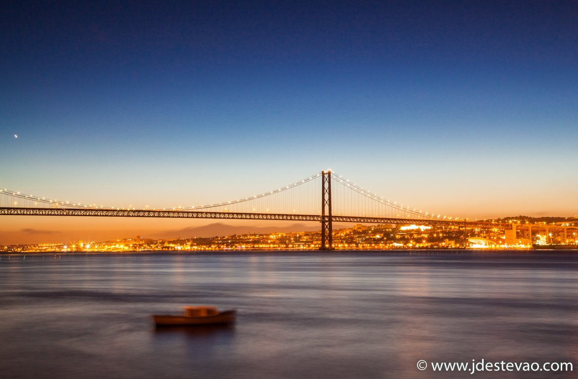 Pôr-do-sol em Lisboa, com vista para Ponte 25 de Abril.