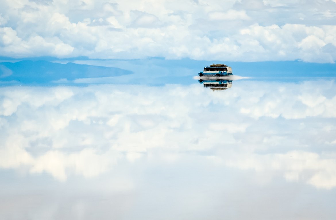 Espelho de água no Salar de Uyuni, na Bolívia