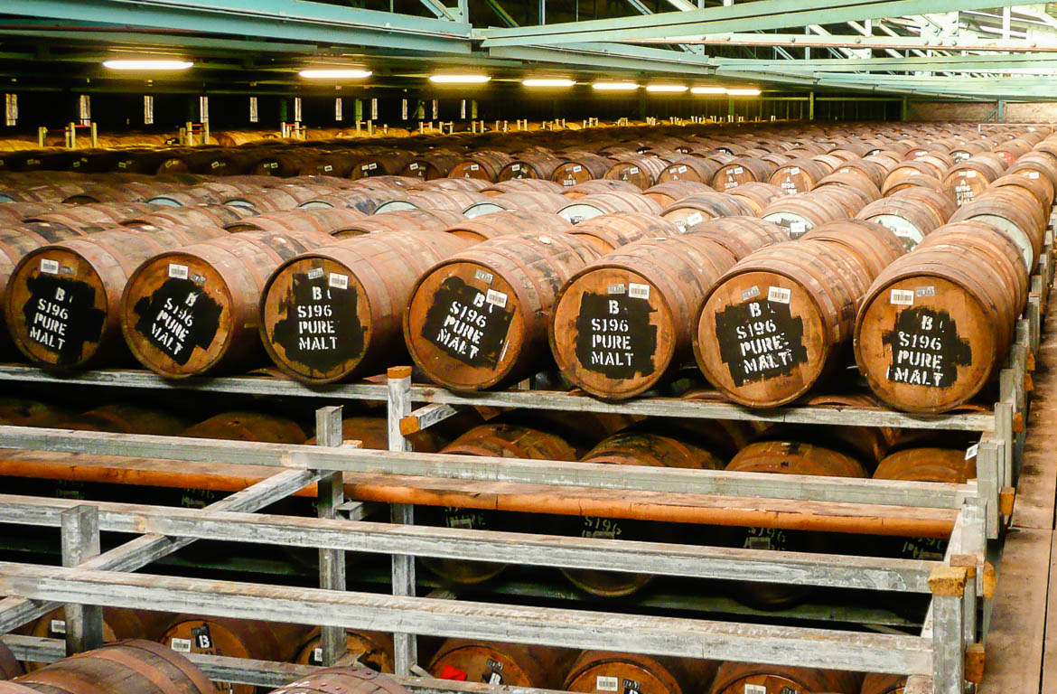 Interior da destilaria com centenas de Barris de whisky Bushmills, Antrim, na Irlanda do Norte