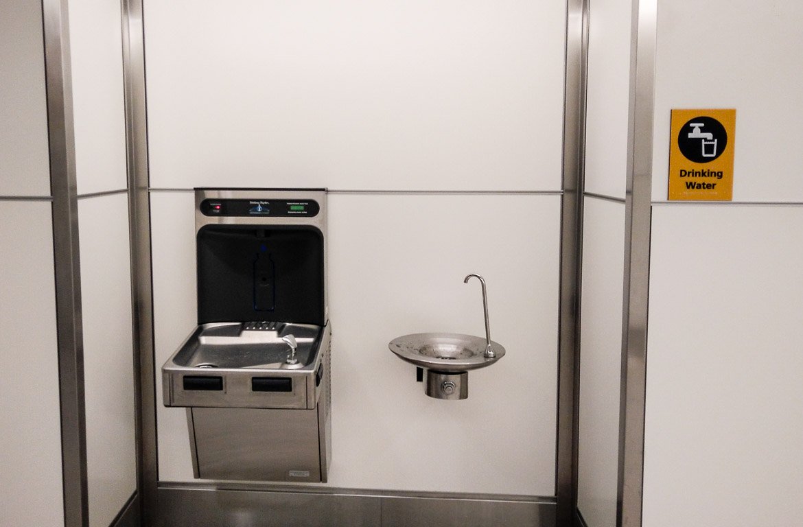 Fonte de água potável no aeroporto de Heathrow