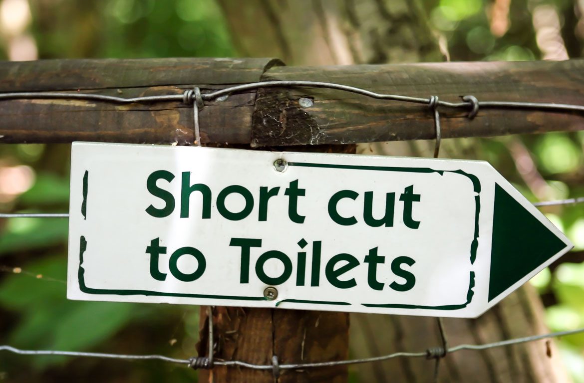 Placa com indicação para a casa de banho