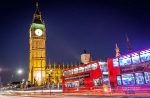 Big Ben à noite, com autocarro vermelho, Londres