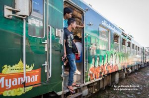 Comboio-circular-yangon-birmania-myanmar