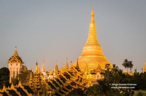 Se passar um dia em Yangon, é obrigatória a visita à Shwedagon Pagoda, composta por ouro e diamantes.