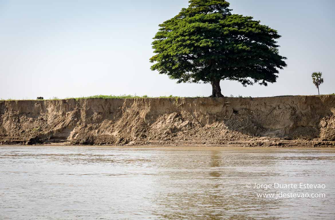 Erosão no Rio Irrawaddy, na Birmânia, Myanmar