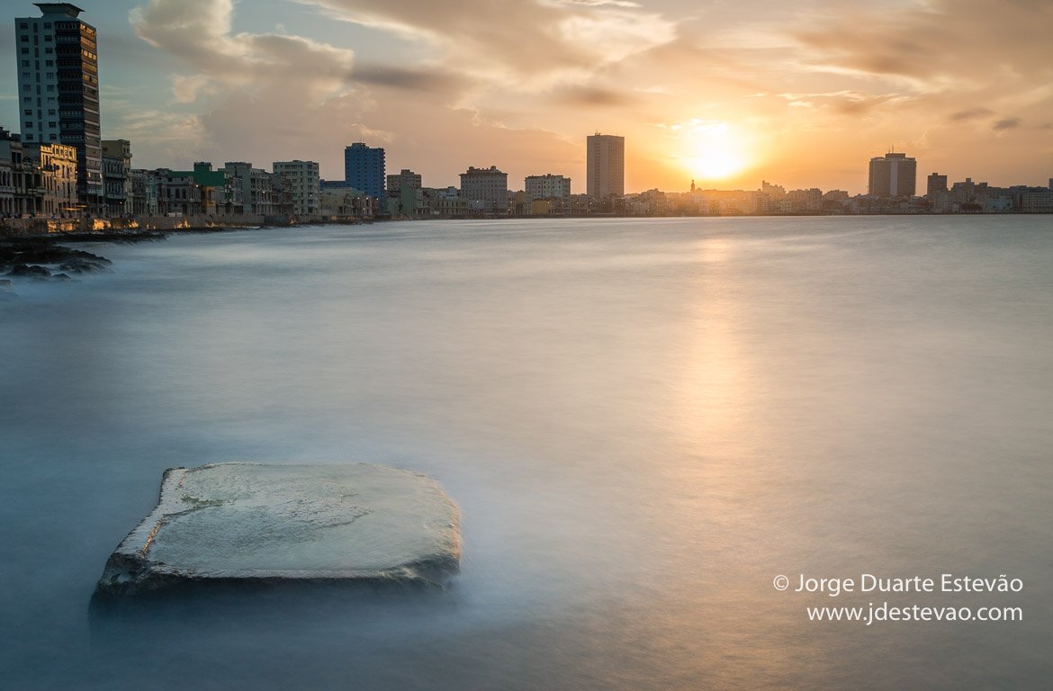 Pôr-do-sol no Malecón, Havana, Cuba