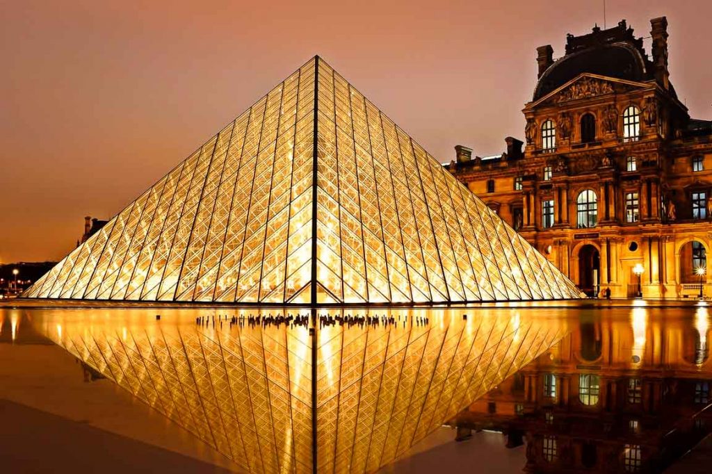 Pirâmide Louvre Paris-França