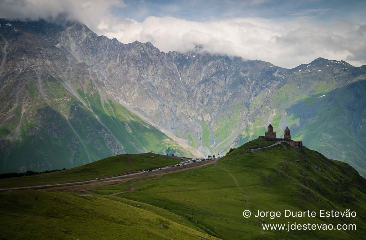 A Igreja da Trindade de Gergeti, Geórgia, é um dos locais a visitar em Kazbegi.