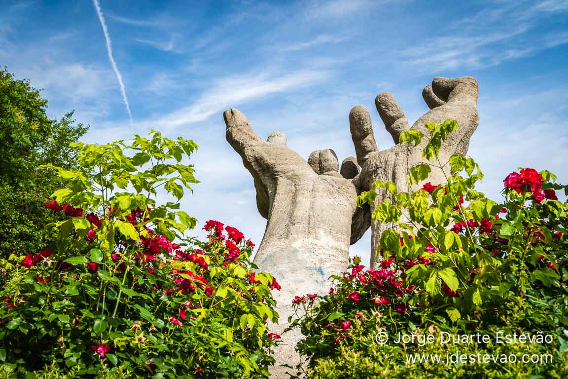Escultura das Mãos no parque Abdi Ipekci