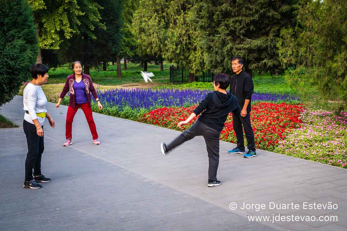Jogo de Badminton com os pés