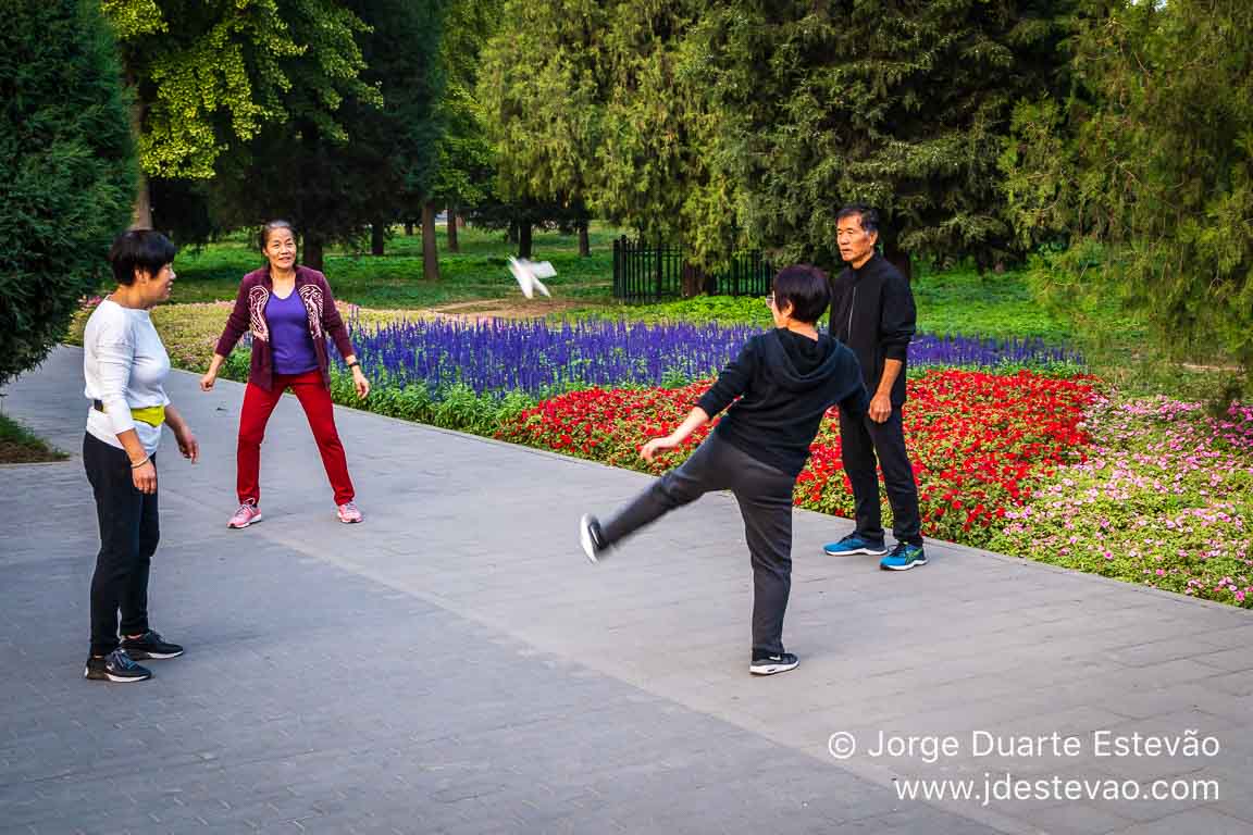 Jogo de Badminton com os pés