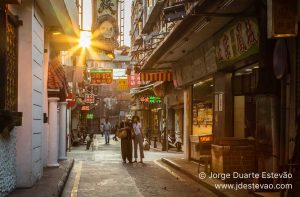 Turistas ao pôr-do-sol em Macau