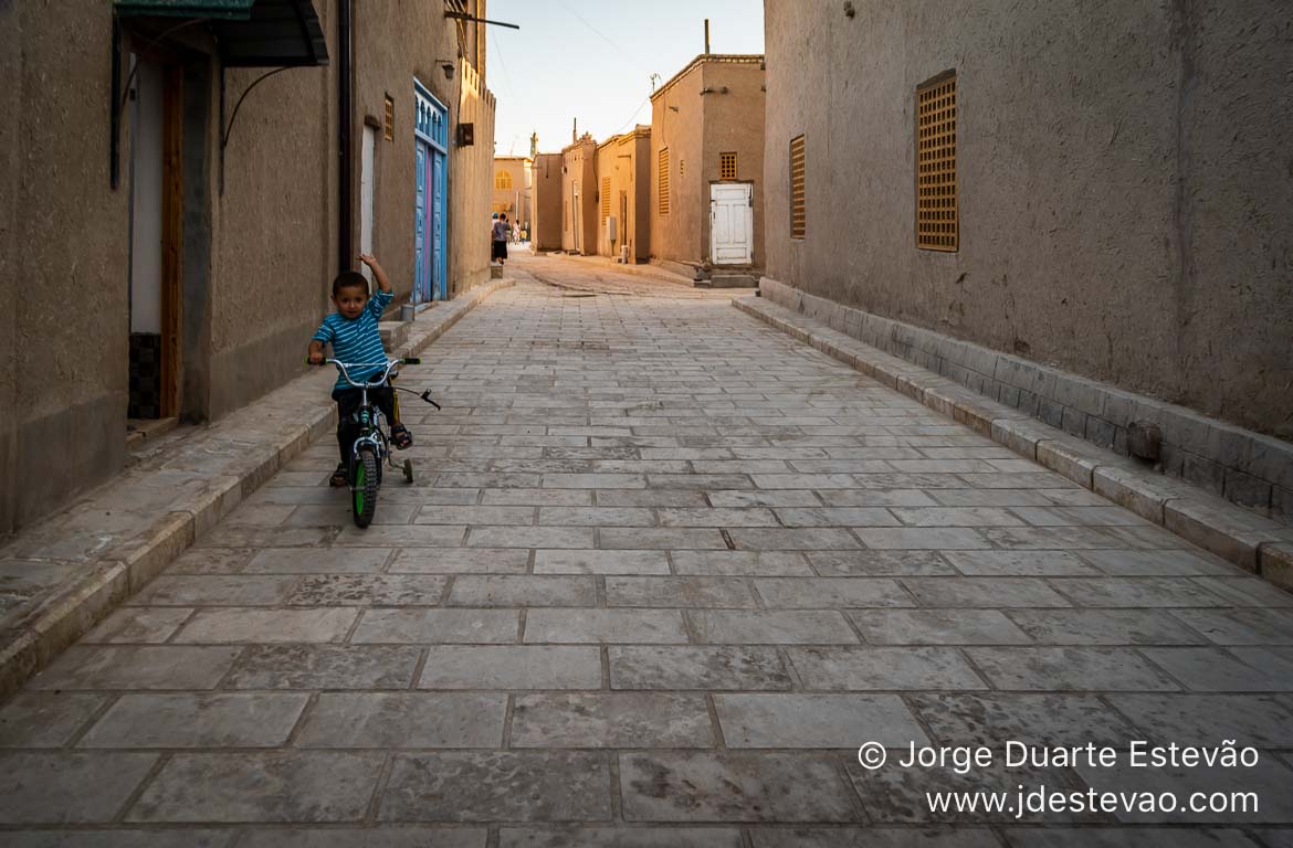 Crianças brincar, Khiva, Uzbequistão