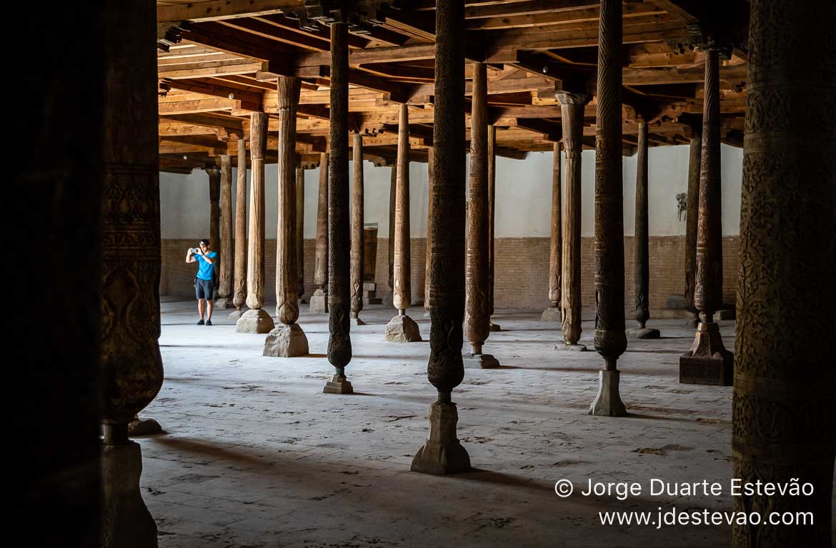 Interior da Mesquita de Juma, Khiva, Uzbequistão