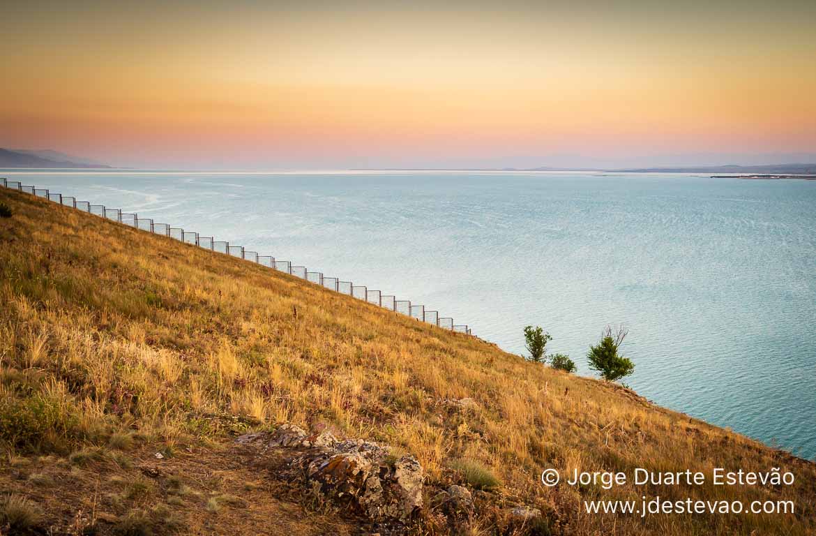 Pôr-do-sol no Lago Sevan, Arménia