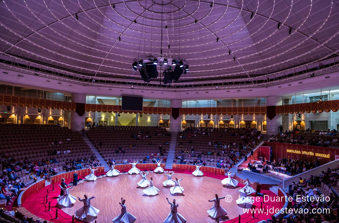 Dervixes no Centro Cultural Mevlana, Konya