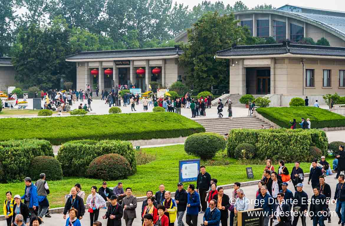 Visitantes ao Exército dos Guerreiros Terracota, Xian, China